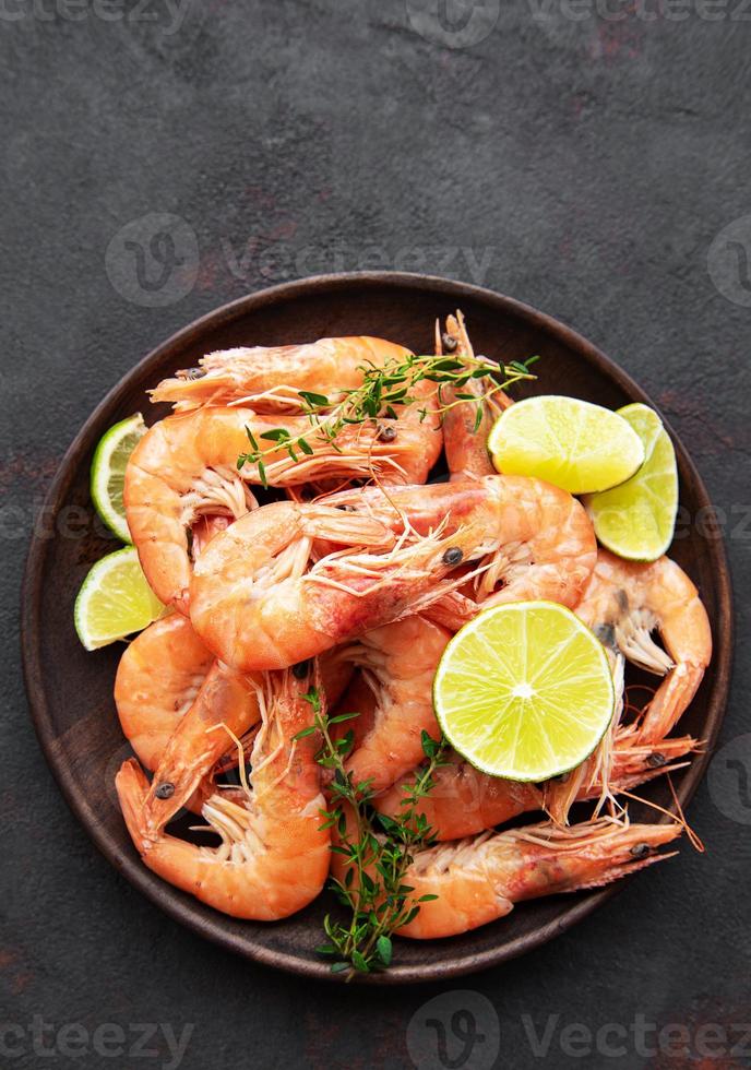 crevettes servies dans une assiette photo