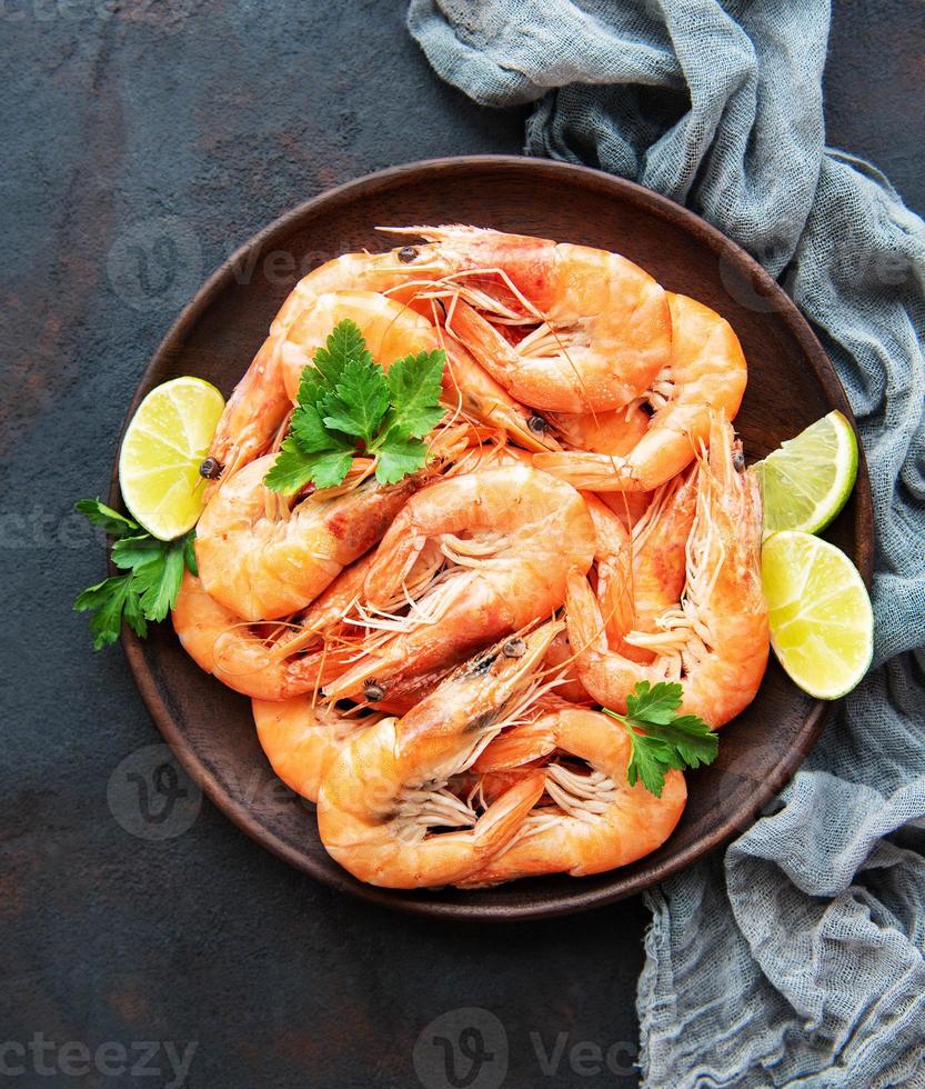 crevettes servies dans une assiette photo