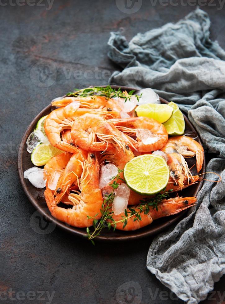 crevettes servies dans une assiette photo