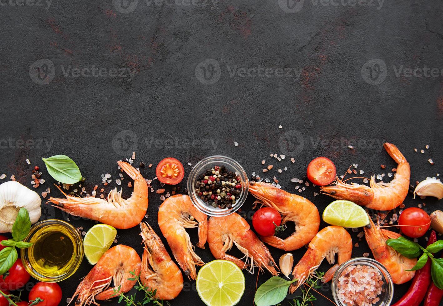 fruits de mer frais - crevettes aux légumes photo