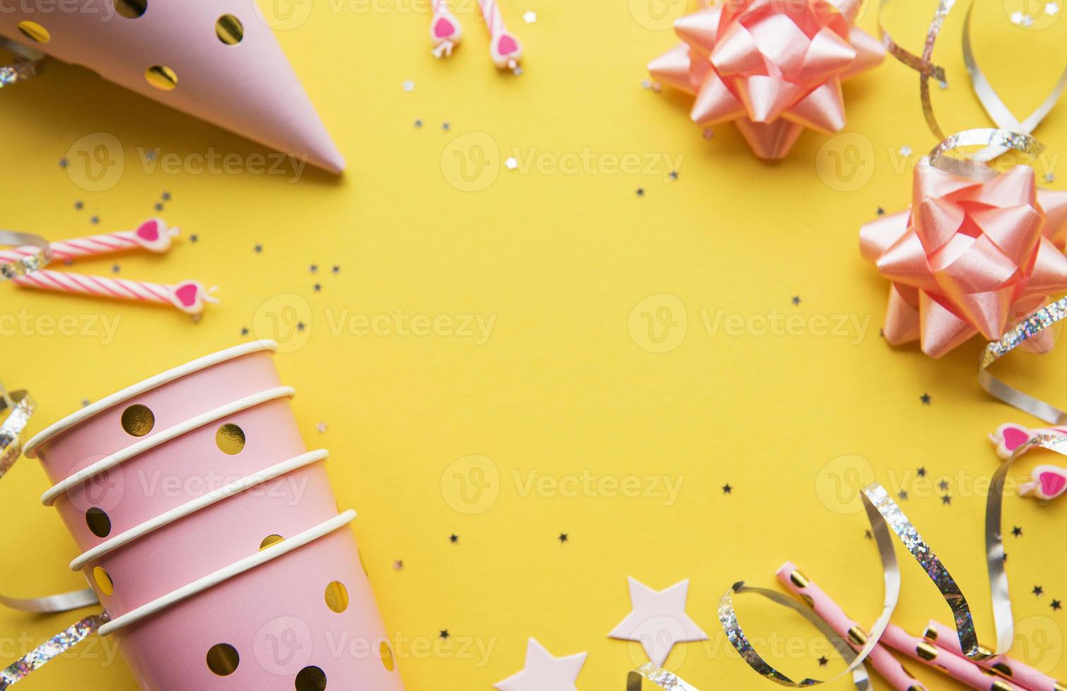 fond de joyeux anniversaire, décoration de fête colorée à plat avec cadre  photo sur fond jaune pastel 4878451 Photo de stock chez Vecteezy