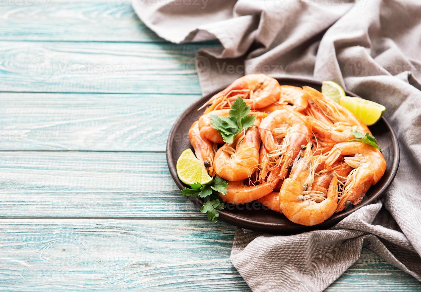 crevettes servies dans une assiette photo