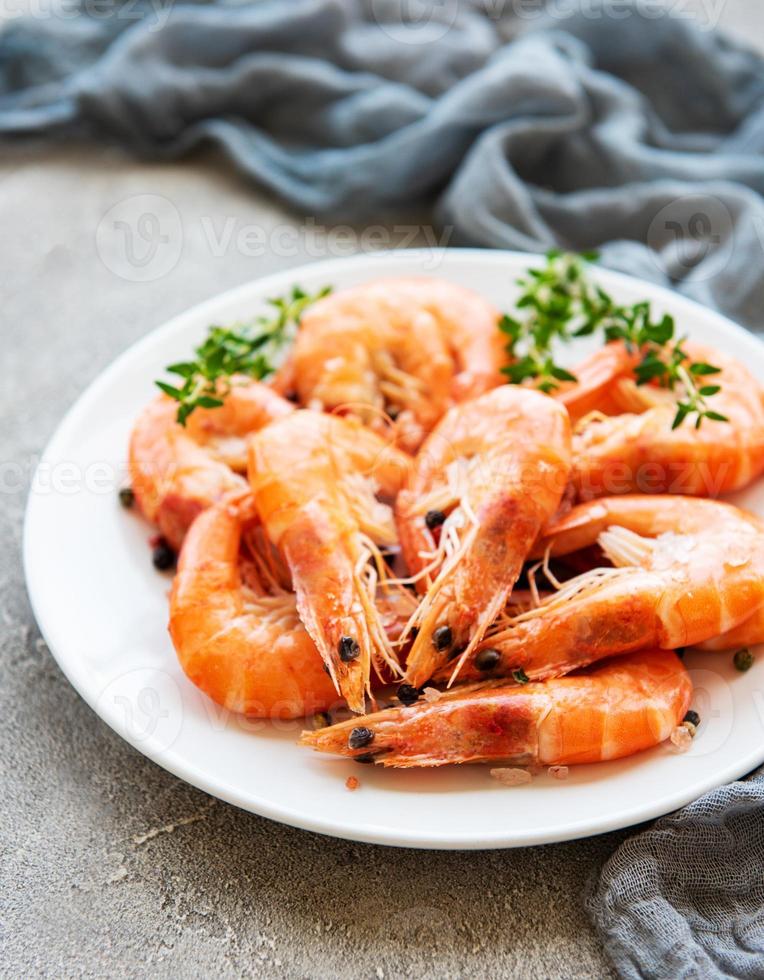 crevettes sur une assiette photo