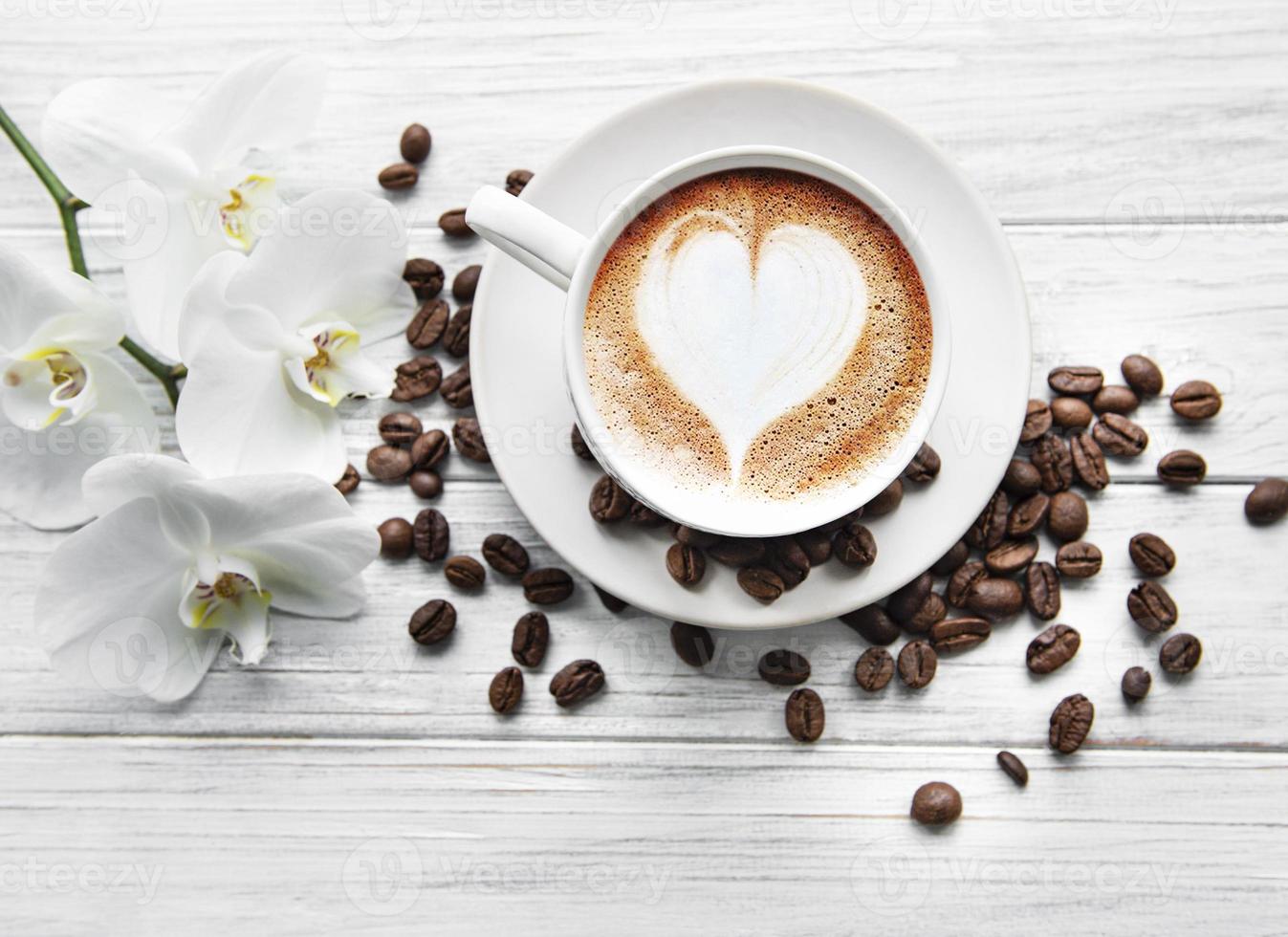 une tasse de café avec motif coeur photo