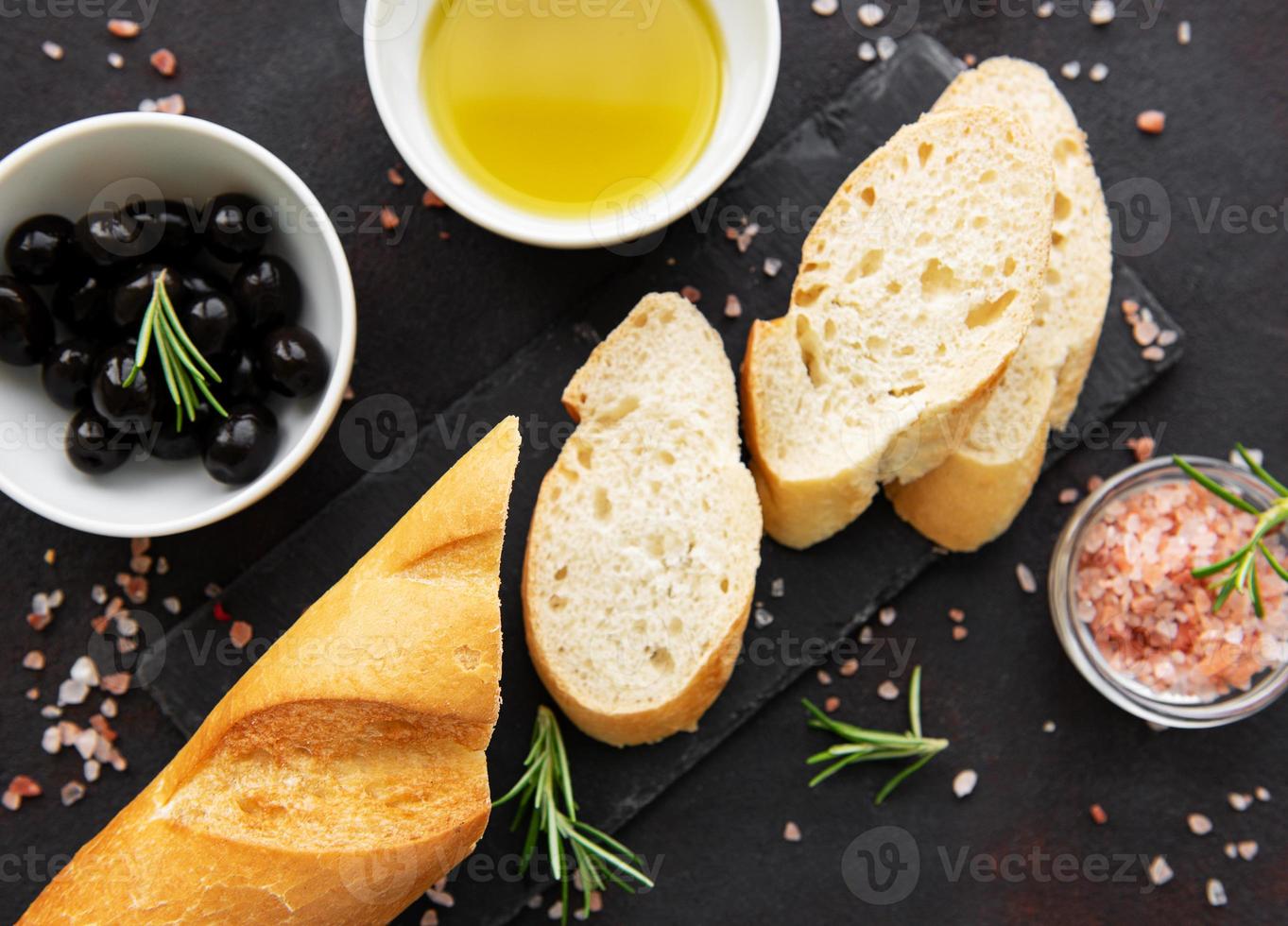 baguette croustillante fraîche en tranches avec olive et épices photo