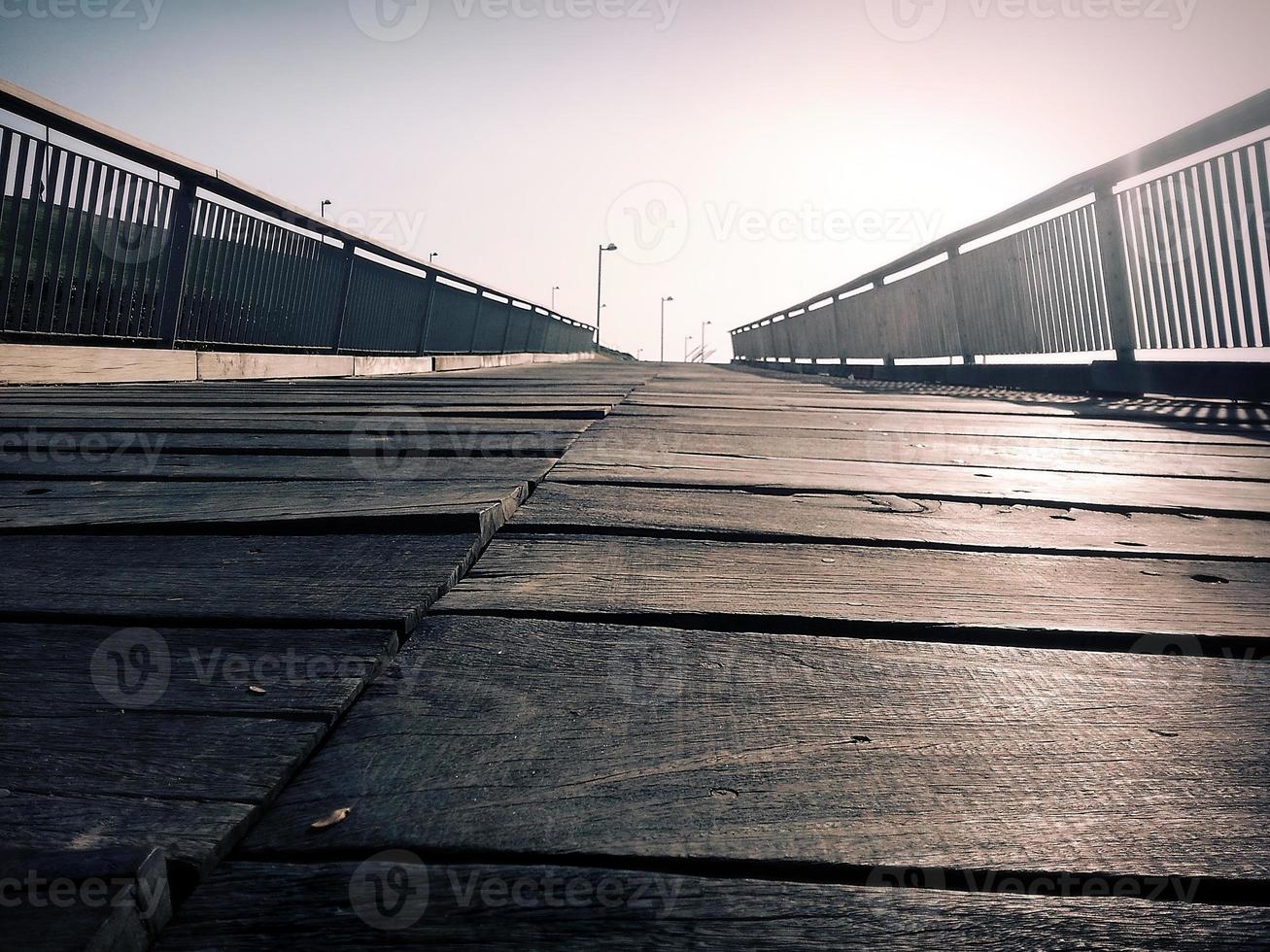 pont en bois au coucher du soleil photo