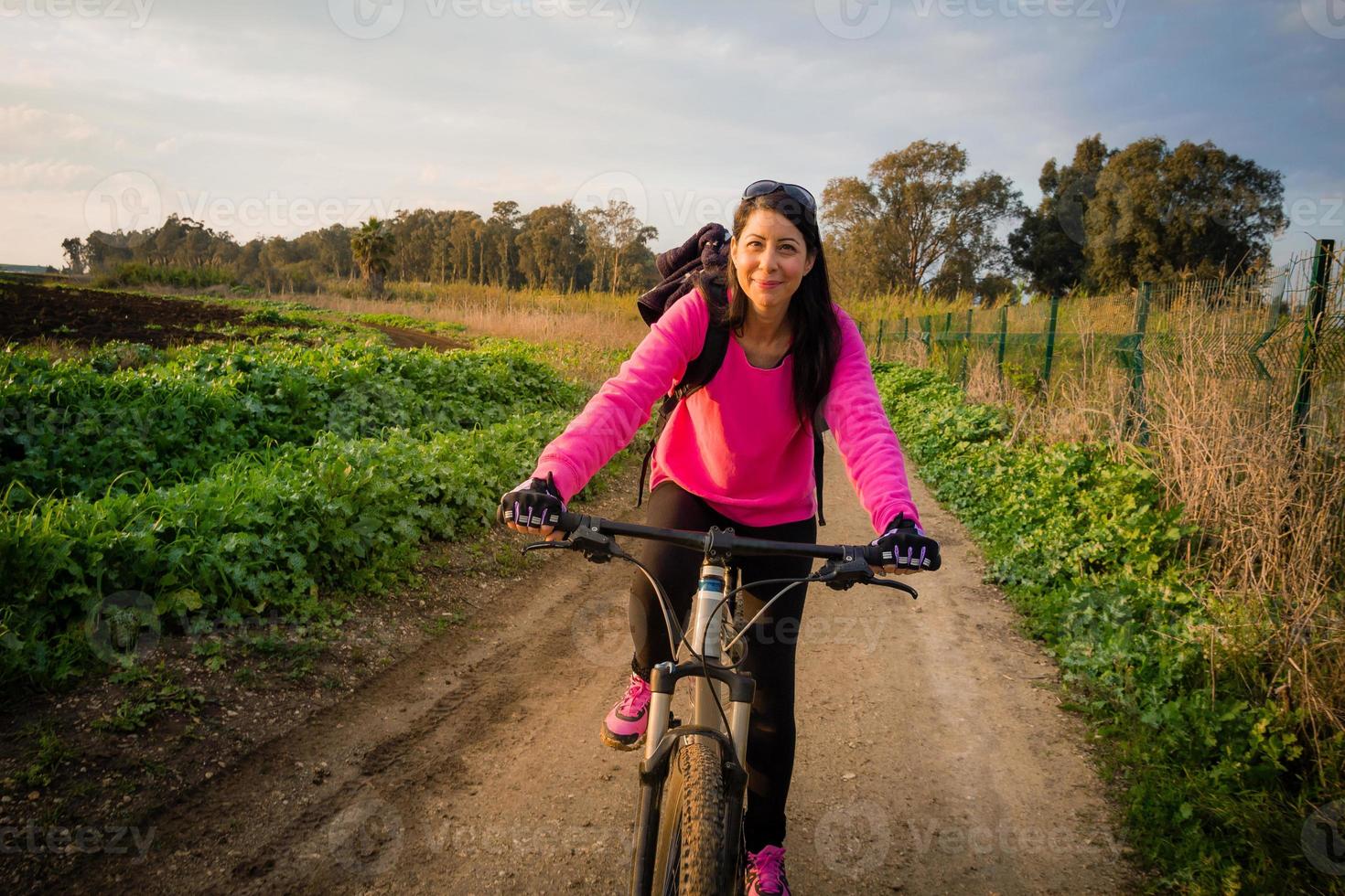 femme faisant du vélo dans la campagne et regardant la caméra photo