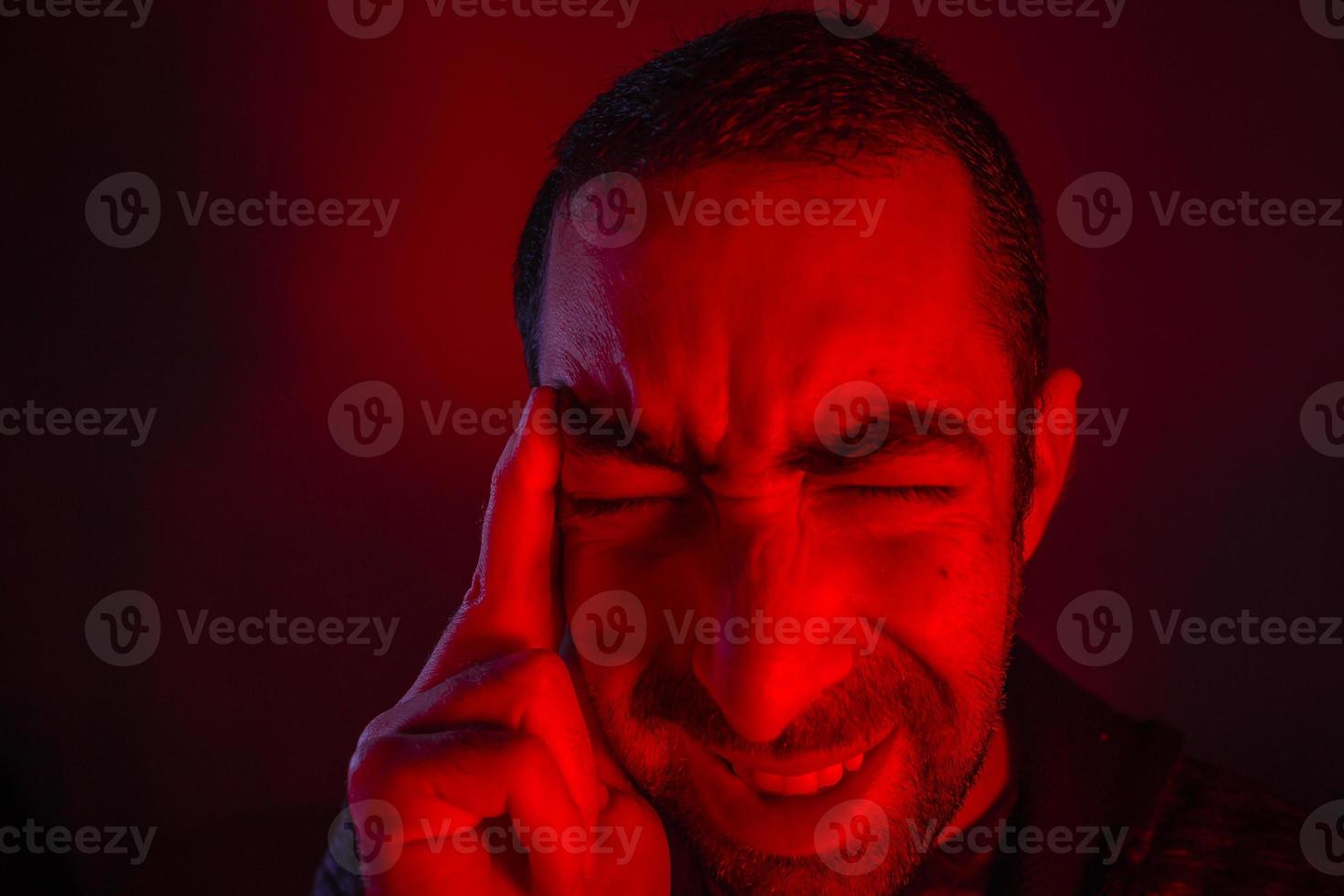 l'homme souffre de maux de tête photo