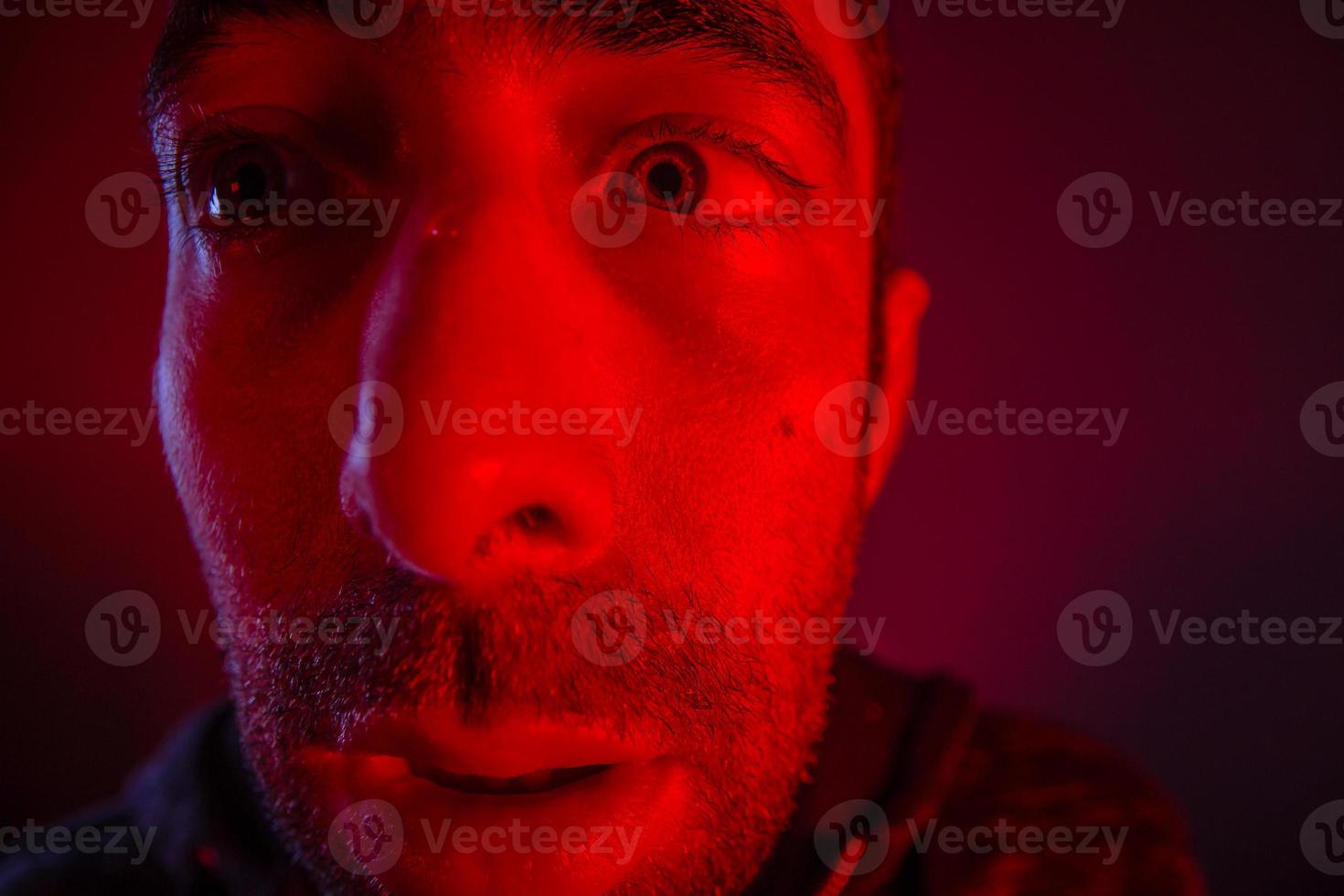 homme avec une expression faciale choquée regardant un côté photo