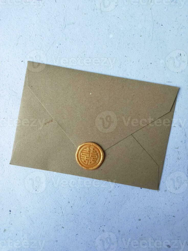 enveloppe lettre avec joint timbre. courrier concept. photo