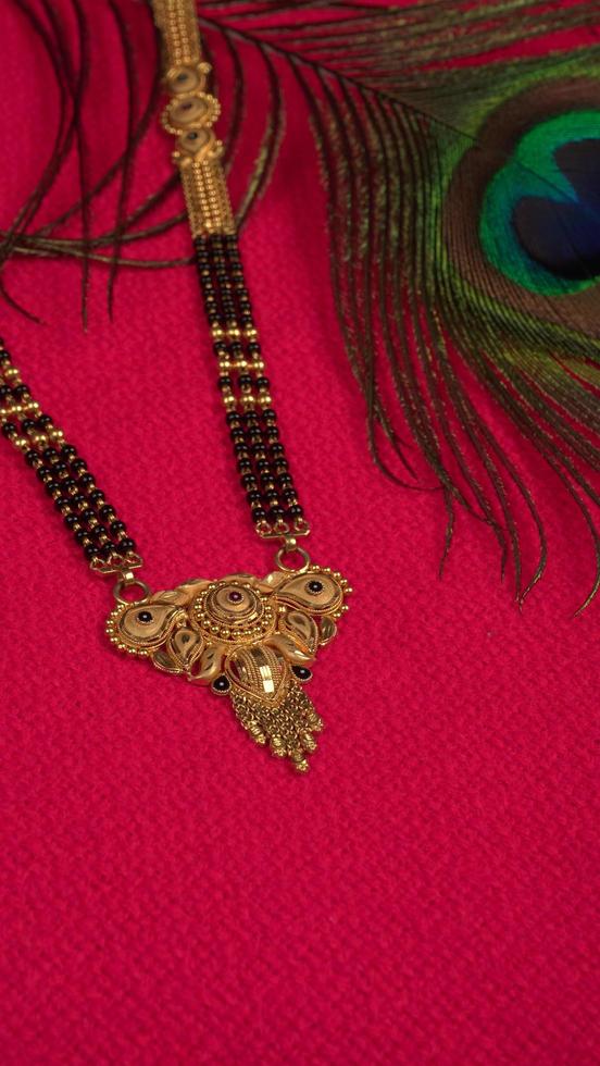 mangalsutra ou collier en or à porter par une femme hindoue mariée, arrangé avec un beau fond. bijoux traditionnels indiens. photo