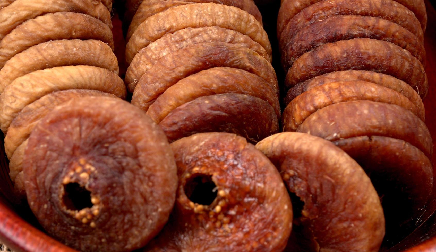 figues fraîches ou anjeer fruit concept alimentaire végétalien sain fruits secs biologiques sur fond de bois photo