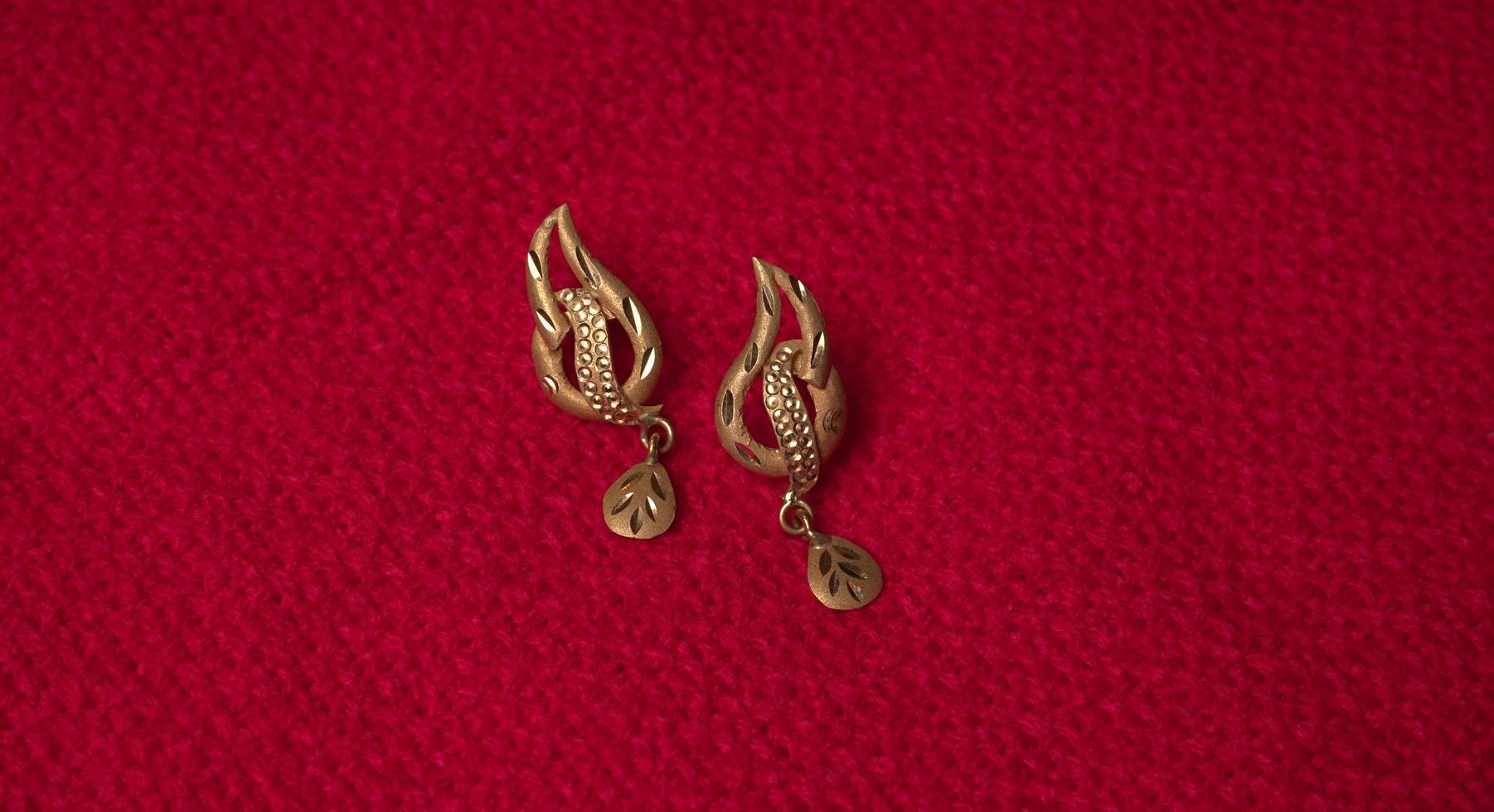 mangalsutra ou collier en or à porter par une femme hindoue mariée, arrangé avec un beau fond. bijoux traditionnels indiens. photo