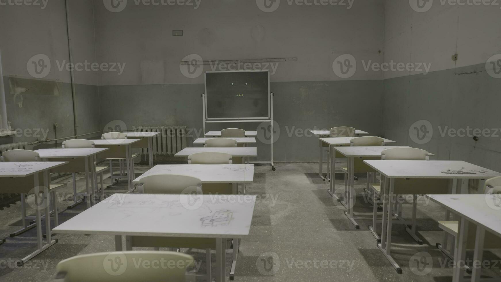 vide salle de cours avec en bois bureaux, blanc et vert craie planches dans école. vide Salle de classe. abandonné école salle de cours avec école bureaux et tableau noir photo