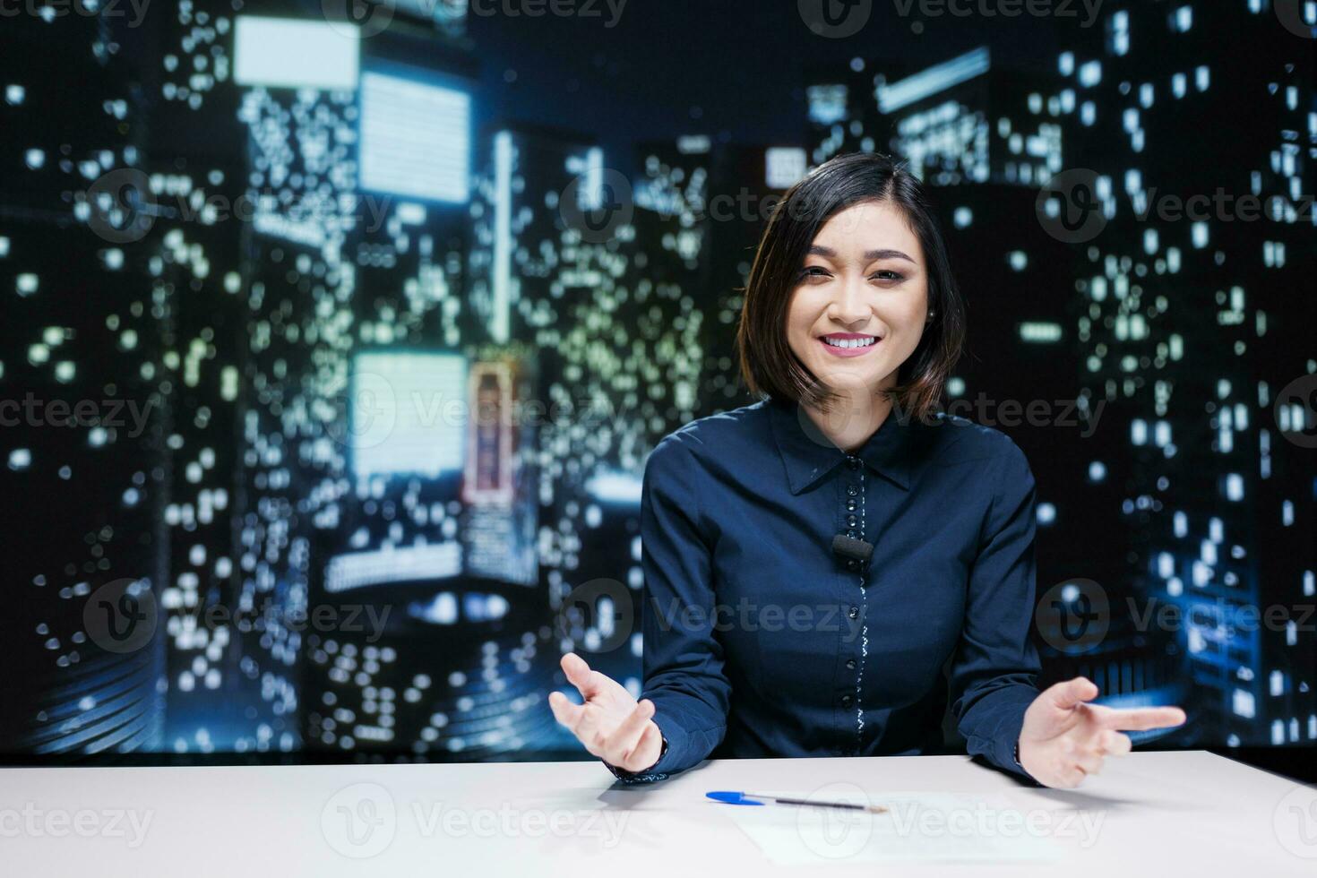 la télé journaliste hébergement en retard nuit parler spectacle à couverture du quotidien nouvelles, en présentant vivre information sur à l'échelle mondiale transmission. femme journaliste travail comme présentateur à adresse important les sujets. photo