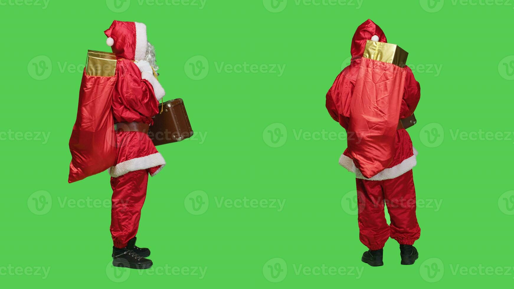 Saint pseudo avec sac de présente et mallette, à la recherche pour transport à livrer cadeaux à des gamins autour le globe. Jeune la personne dépeindre Père Noël claus avec ancien valise et rouge sac. photo
