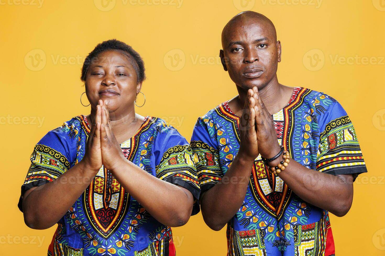 africain américain homme et femme paire mendicité et demander pour Aidez-moi tandis que permanent avec paumes plié portrait. couple prier à Dieu et plaidoirie pour bénédiction tandis que à la recherche à caméra photo