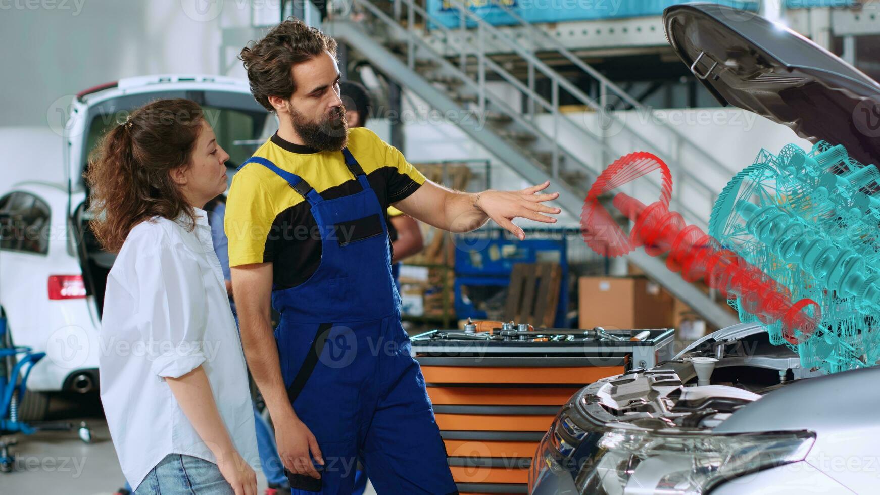 expert technicien dans réparation magasin en utilisant holographique augmenté réalité à spectacle client endommagé piston à l'intérieur voiture moteur. garage spécialiste en utilisant Avancée ar technologie à projet voiture les pièces pour femme photo