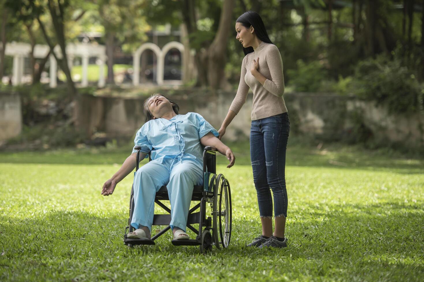 la fille a été choquée de voir le choc sur sa mère assise sur un fauteuil roulant. photo