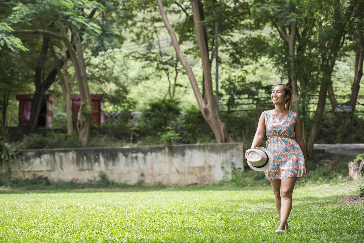 heureuse jeune femme souriante et marchant dans le parc photo