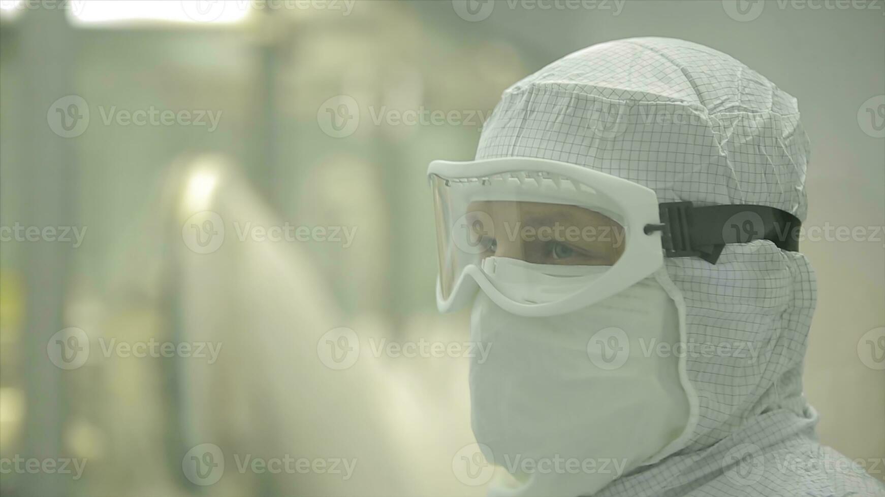 pharmaceutique industrie. Masculin usine ouvrier inspecter qualité de pilules emballage dans pharmaceutique usine. automatique ruban à créer emballage et remplissage de médicaments. contrôle dans le usine de photo