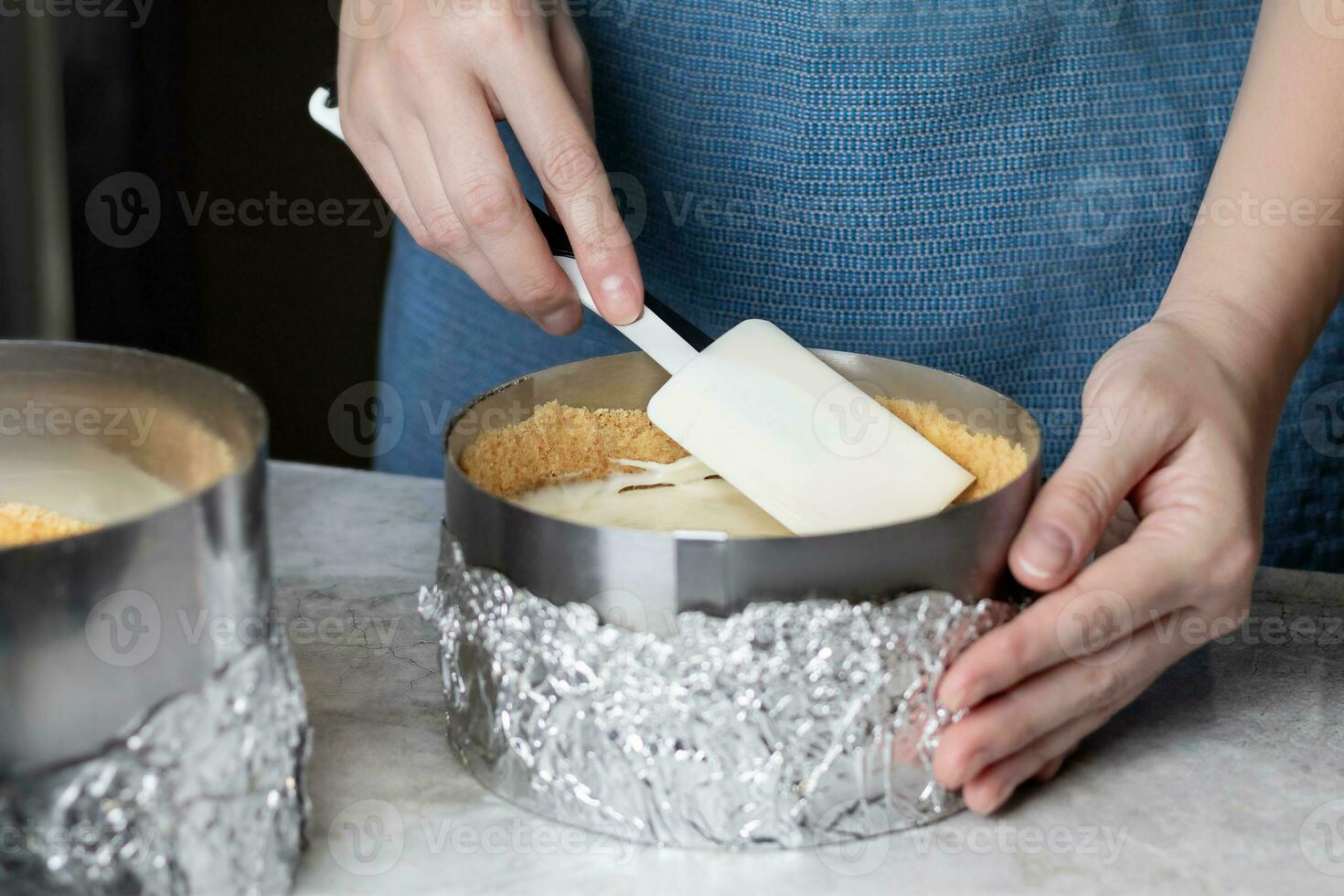 femme fabrication cheesecake, elle pose le fromage couche, proche en haut photo nourriture