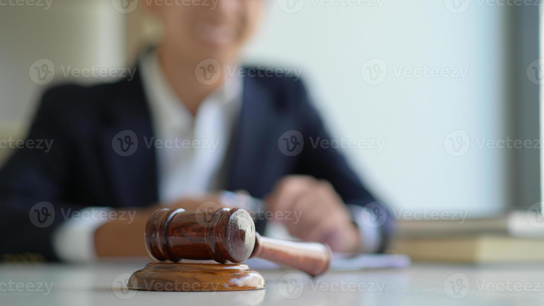 concept de justice, le marteau et l'avocat donnent des conseils juridiques. photo