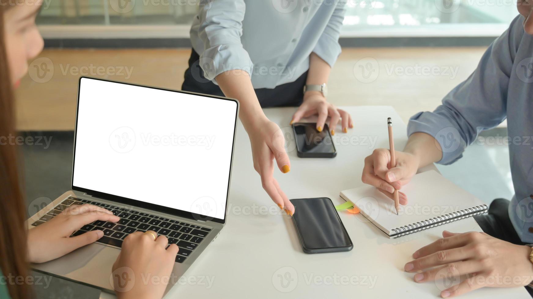 L'équipe commerciale a présenté les concepts avant la réunion avec les clients dans le bureau moderne équipé d'un ordinateur portable. photo