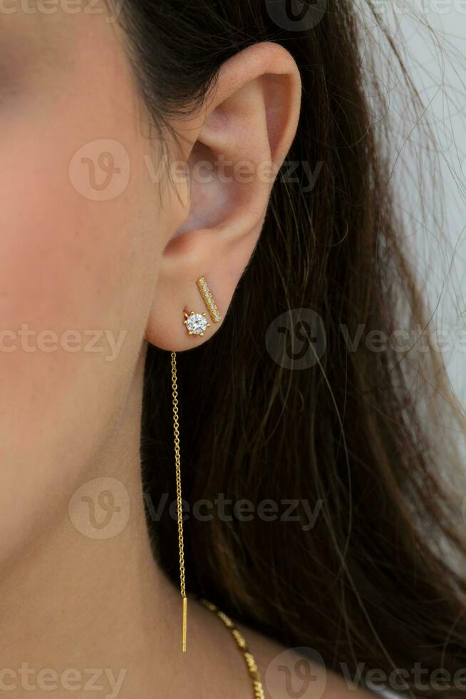 femme portant magnifique pendre et Goujon des boucles d'oreilles avec zircone. photo