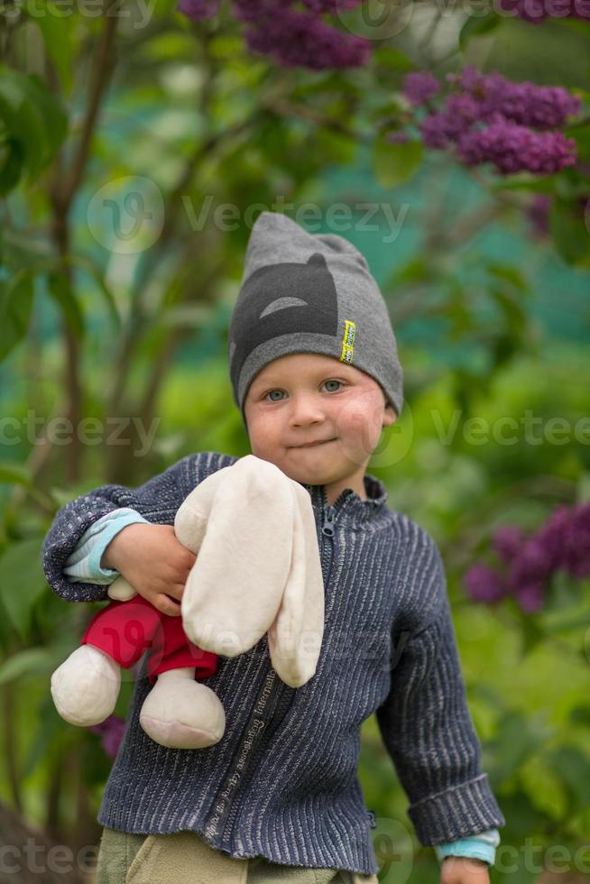 Beau petit garçon avec un photographe de pose de visage d'enfant photo