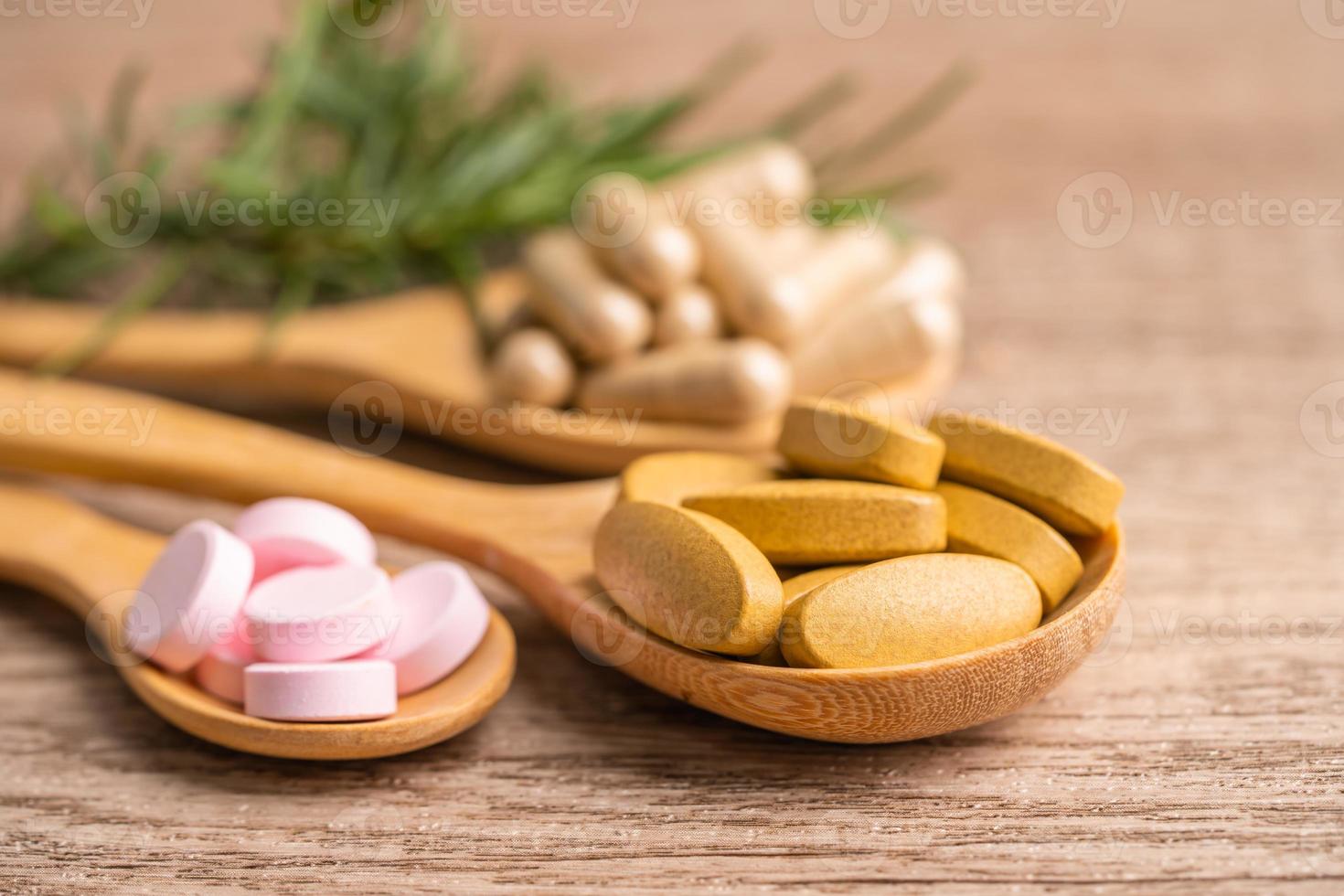 capsule biologique à base de plantes de médecine alternative avec vitamine e oméga 3 huile de poisson, minéral, médicament avec feuilles d'herbes suppléments naturels pour une bonne vie saine. photo