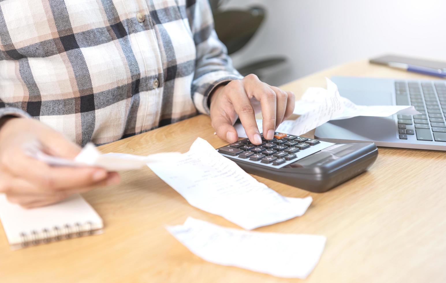 femme d'affaires en appuyant sur la calculatrice photo