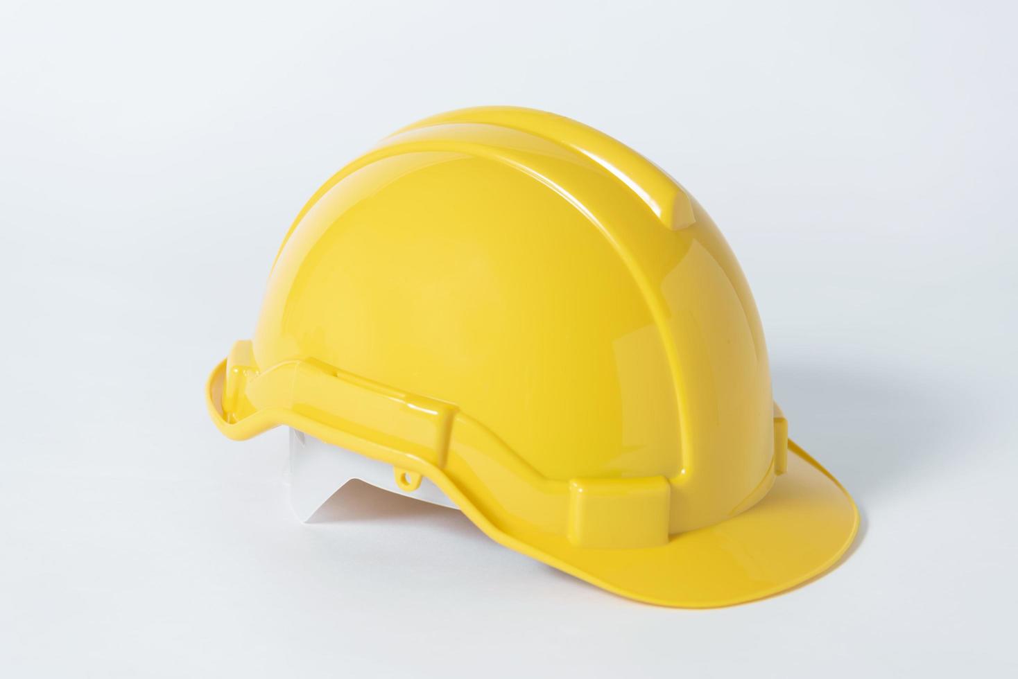 casque de sécurité en plastique pour ingénieur sur fond gris. photo