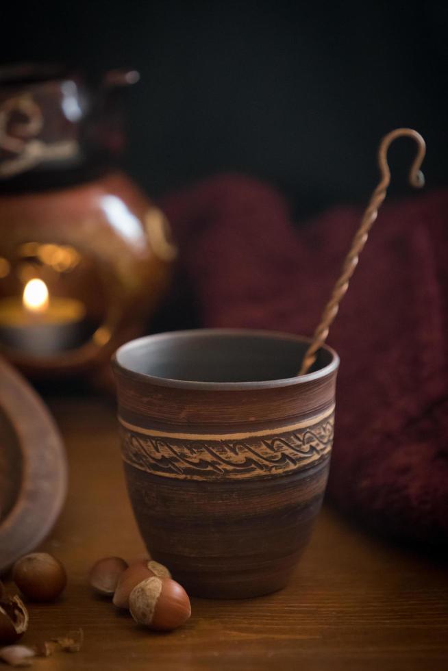 fond sombre avec une boisson chaude dans une tasse en céramique photo