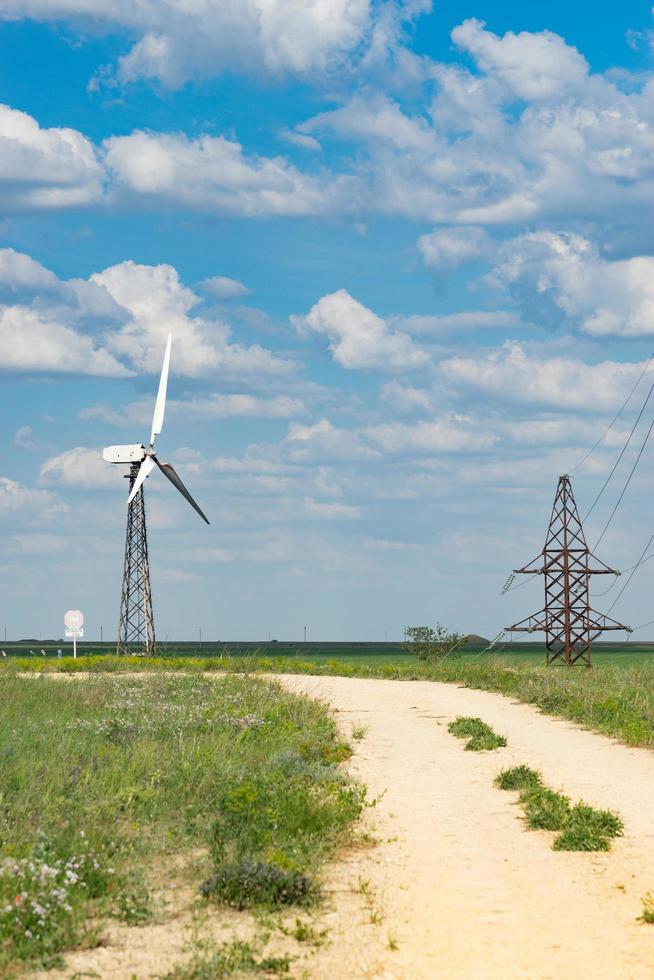 paysage naturel avec tour à haute tension et parc éolien photo