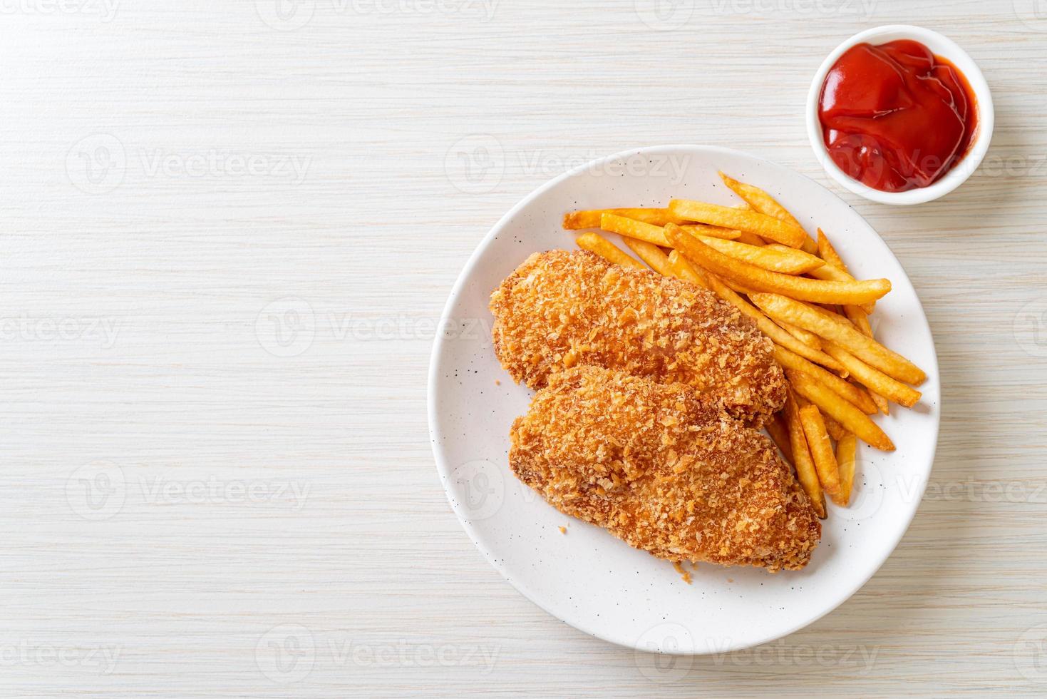 steak de filet de poitrine de poulet frit avec frites photo