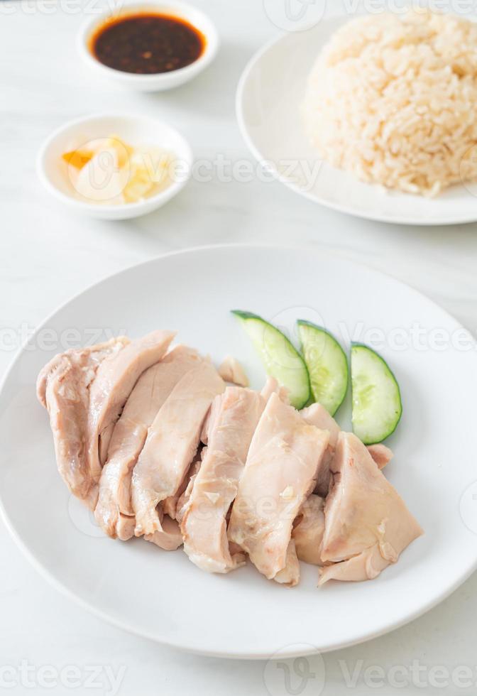 riz au poulet hainanais ou riz cuit à la vapeur avec soupe au poulet photo