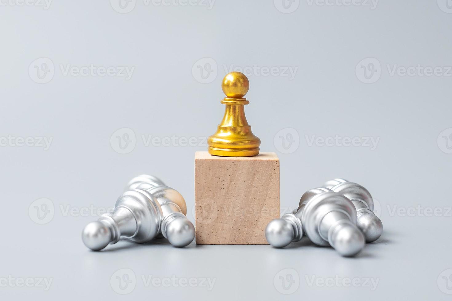 la figure de pion d'échecs en or se démarque de la foule de l'ennemi ou de l'adversaire. concept de stratégie, de réussite, de gestion, de planification d'entreprise, de perturbation, de victoire et de leadership photo