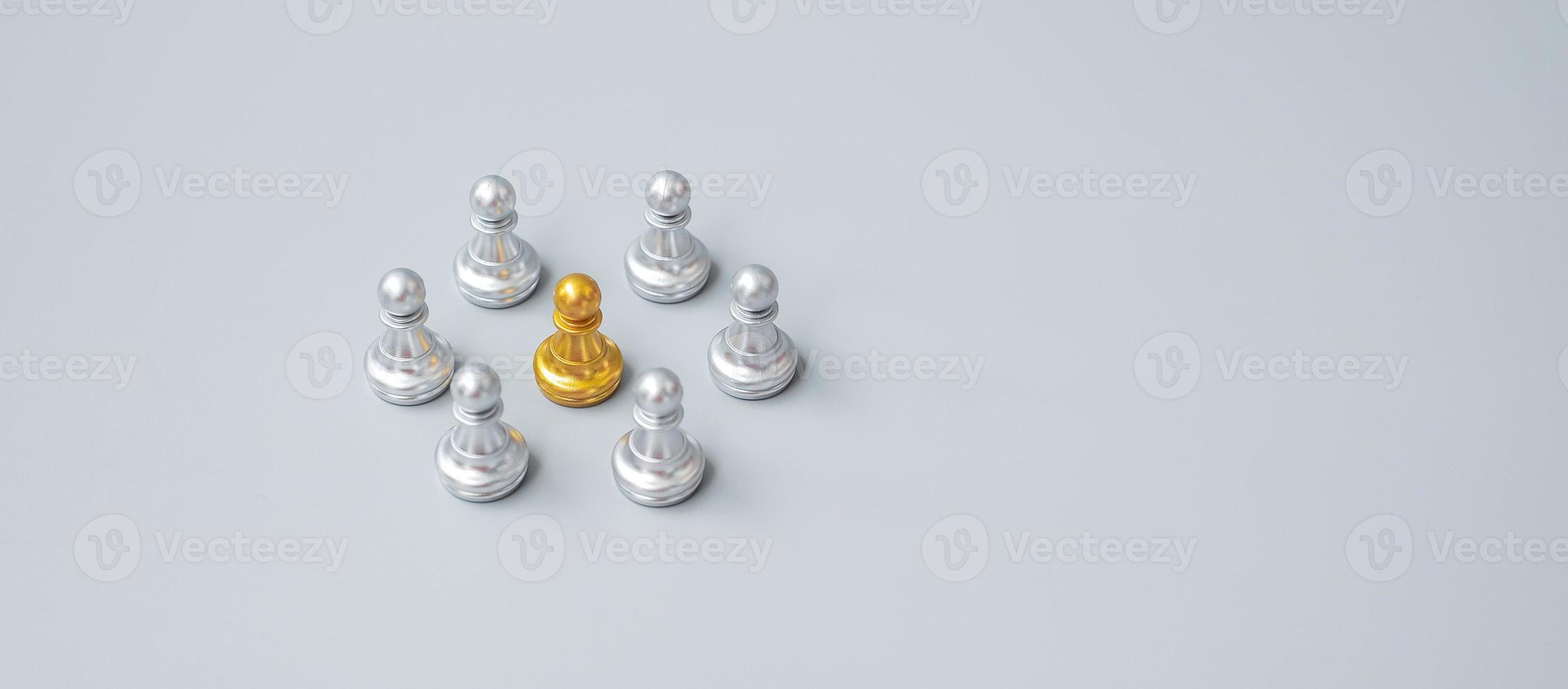 pièces de pion d'échecs en or ou homme d'affaires leader leader avec cercle d'hommes en argent. concept de leadership, d'entreprise, d'équipe et de travail d'équipe photo