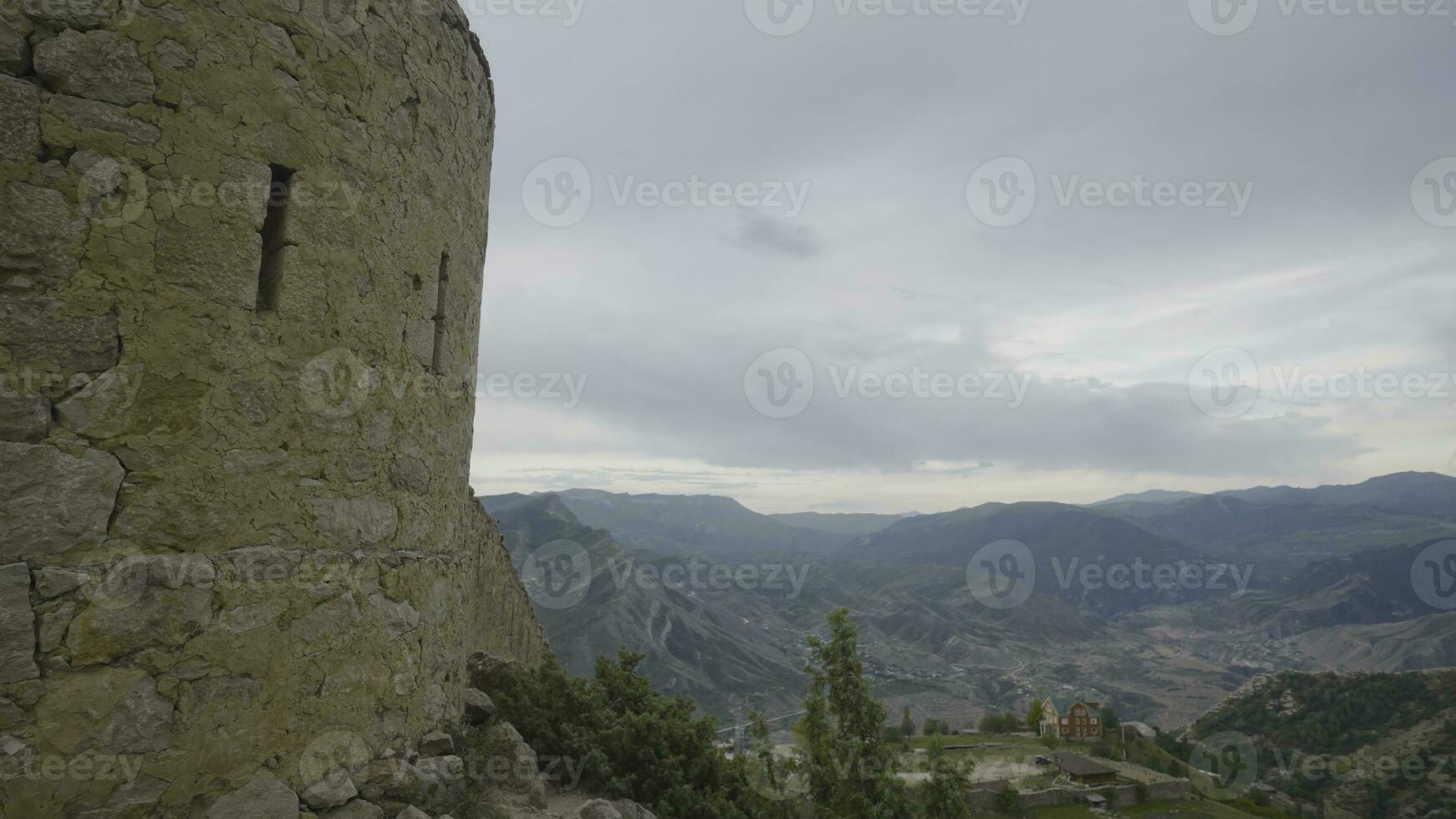 pierre des murs de ruines de vieux ville. action. historique ruines de vieux pierre ville dans montagnes. abandonné pierre ville sur Contexte de Montagne paysage photo