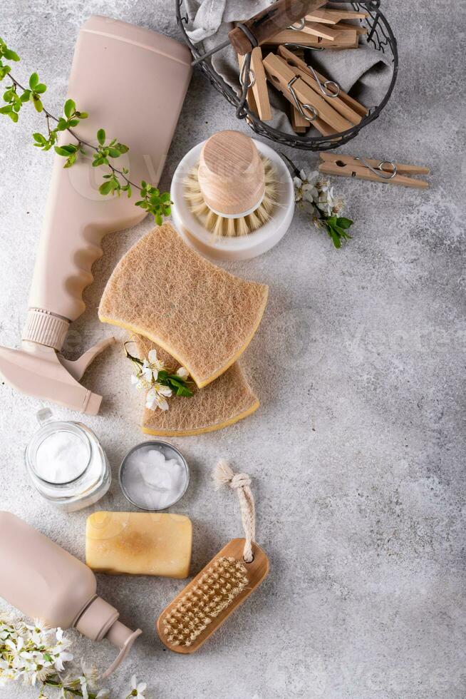 éco nettoyage avec bouteilles, brosses et éponges photo