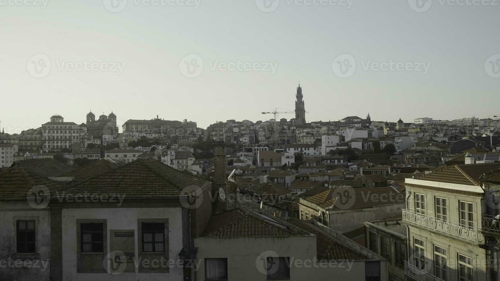 magnifique vue de ancien ville avec rouge toits. action. vieux européen ville dans Matin Soleil. Matin dans vieux ville avec rouge toits dans été photo