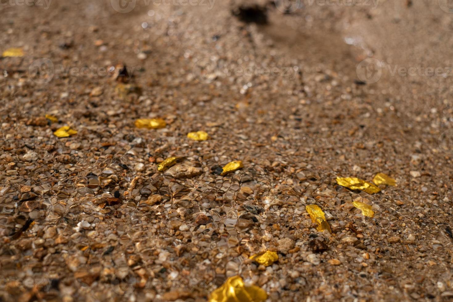 minerai de pépite d'or pur trouvé dans la mine avec des sources d'eau naturelles photo