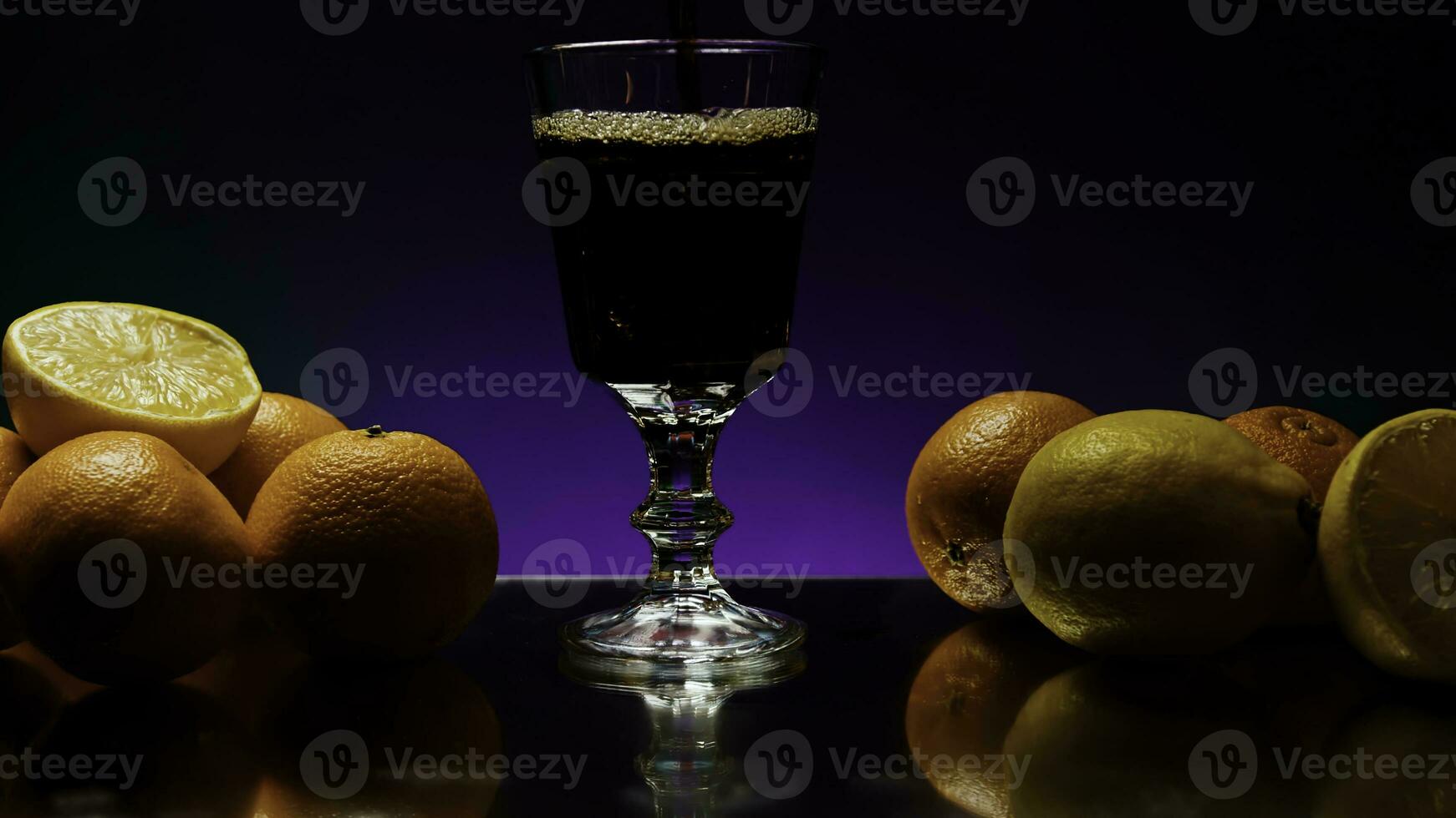 le concept de une barman. Stock clip.violet illuminé Contexte avec une grand spacieux verre dans lequel un soda est versé et le entier encore la vie est décoré avec lumière des oranges photo