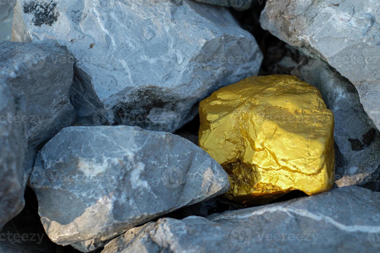 pépite d'or et fond de pierre de granit gris photo