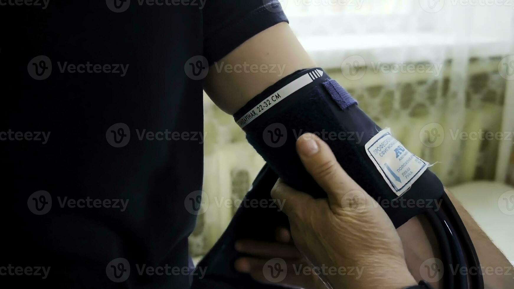 santé vérifier . agrafe. une homme c'est du sang pression est mesuré en utilisant une pression jauge . photo