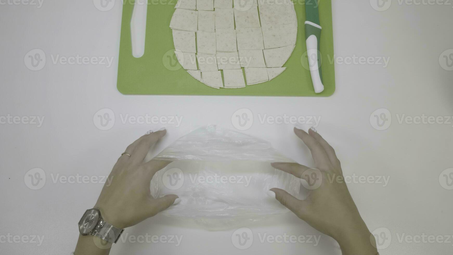 pommes sur une cuisson feuille. cuisinier met le frites dans le emballer. frites sur une cuisson feuille. cuisinier met le frites sur une cuisson feuille photo