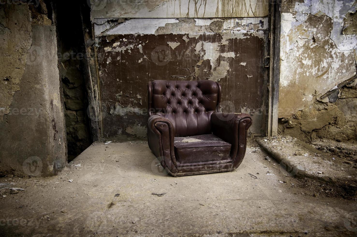 vieux fauteuil en cuir abandonné photo