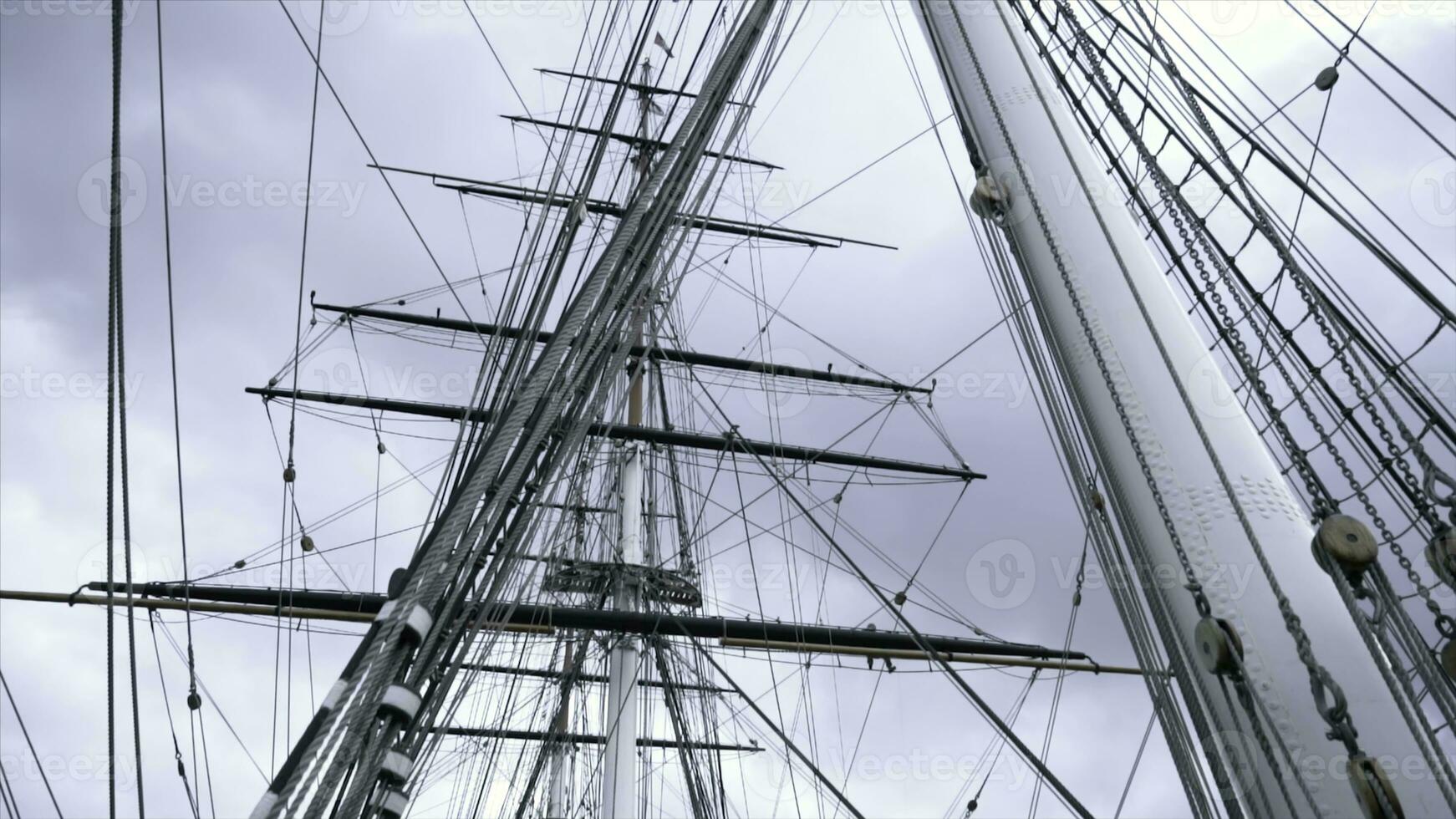 mâts et câbles de navire sur Contexte de nuageux ciel. action. imposant mâts avec beaucoup entrelacés câbles et Cordes de voile navire sur Contexte de nuageux ciel photo