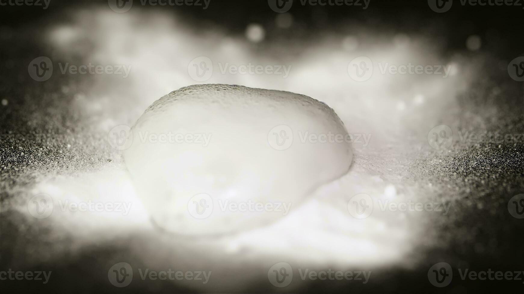 blanc poudre sur Haut de le papier. chimique réaction texture de bouillonnant poudre. trempe un soda le vinaigre macro. photo